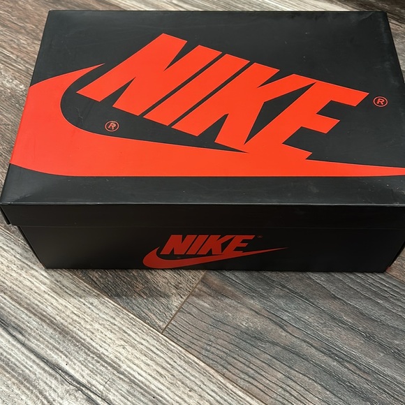 Air Jordan 1s - Picture 9 of 15